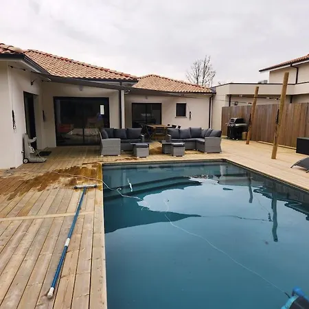 Vila Idealement Situee Sur